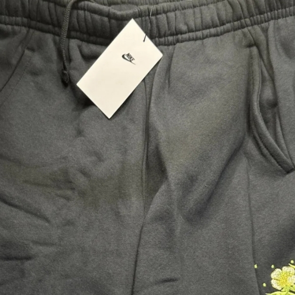 NWT Men's Nike Sportswear Club Fleece Standard Fit At Knee Length Shorts - Picture 3 of 8